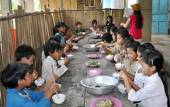 Học sinh xã Trà Tập (Nam Trà My) ăn ở bán trú. Ảnh: X.PHÚ