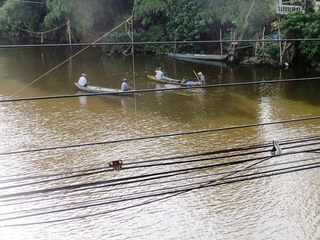 Tới 17 giờ cùng ngày, vẫn chưa tìm được tung tích nạn nhân. Ảnh: TRIÊU NHAN