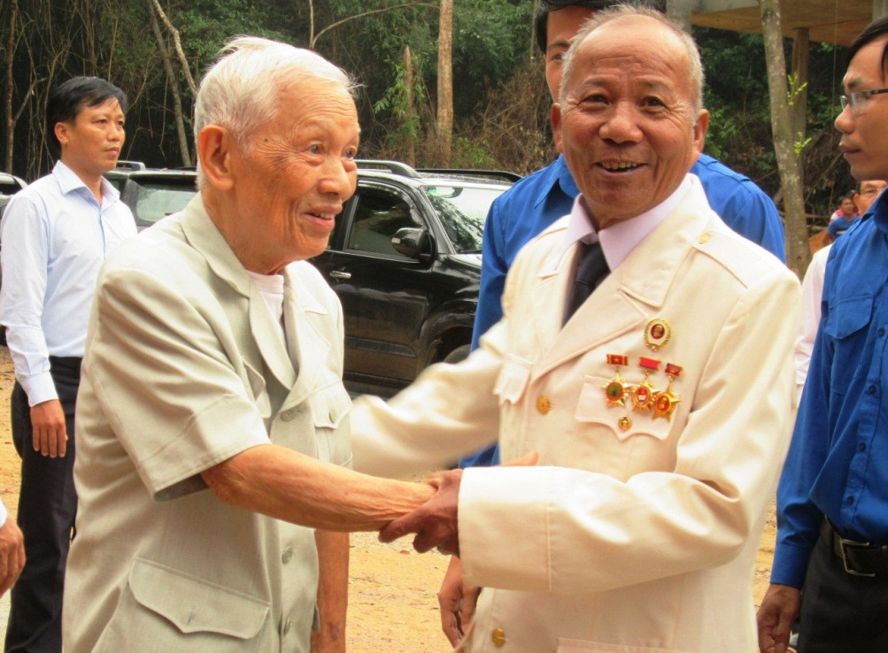 Ông Trần Thận – nguyên Bí thư Đặc khu ủy Quảng Đà gặp lại đồng đội cũ.