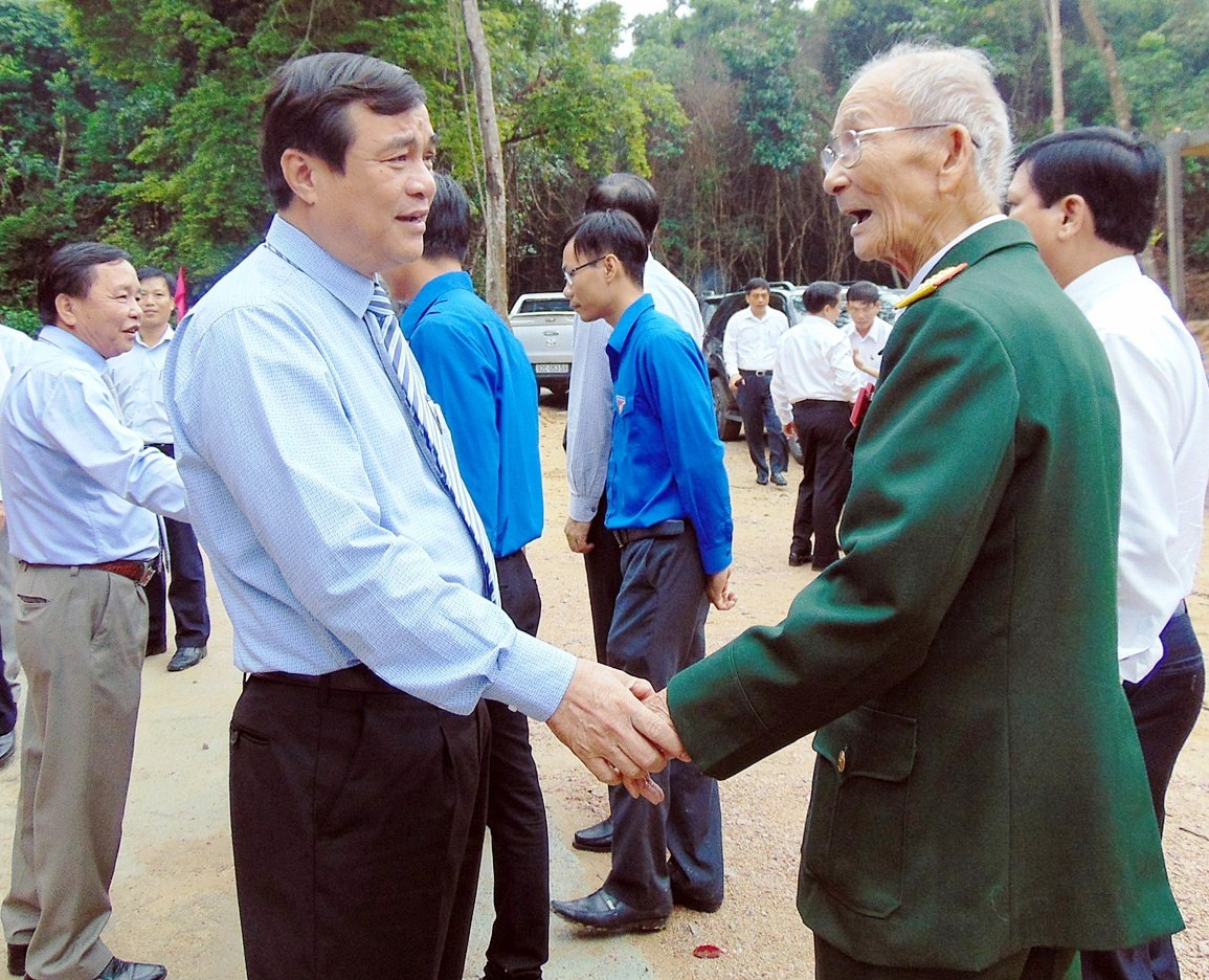Phó Bí thư Thường trực Tỉnh ủy Phan Việt Cường thăm hỏi các đại biểu về dự lễ.