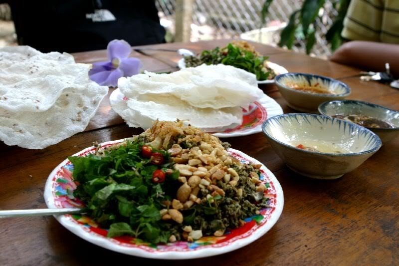 Banh Dap and fried mussels in Hoi An (Photo: foody.vn)