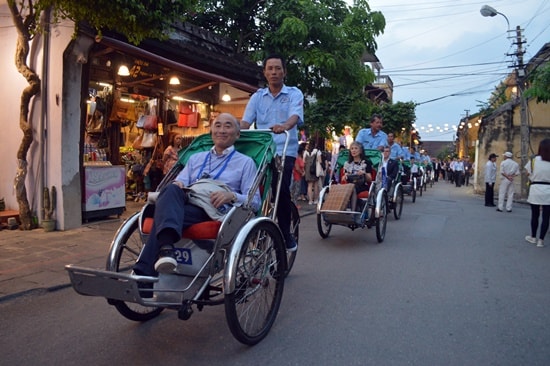 Các Bộ trưởng tham quan phố cổ bằng xích lô