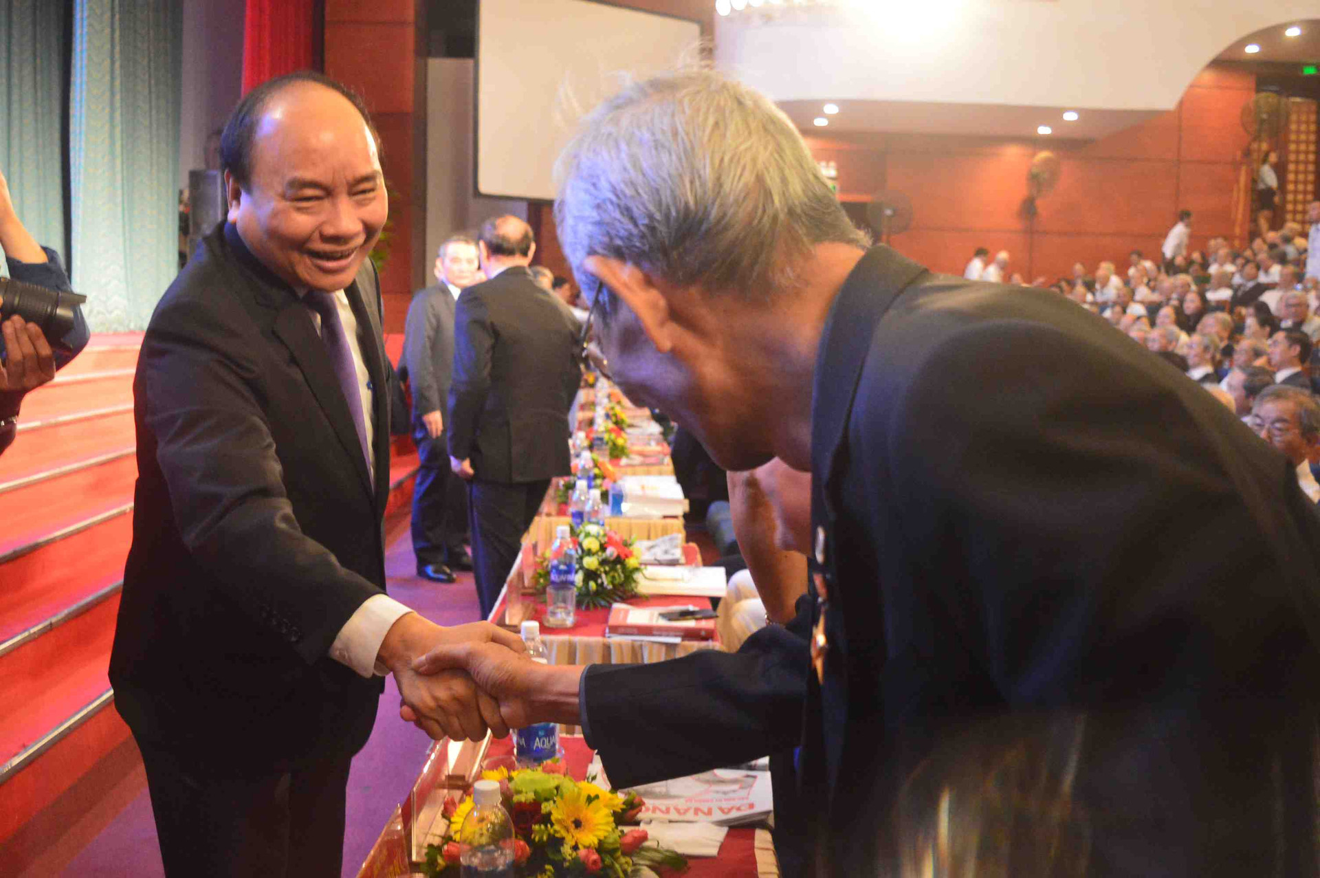 Thủ tướng Nguyễn Xuân Phúc bất ngờ xuất hiện tại hội trường trong sự bất ngờ của các đại biểu. Ảnh: T.Đ
