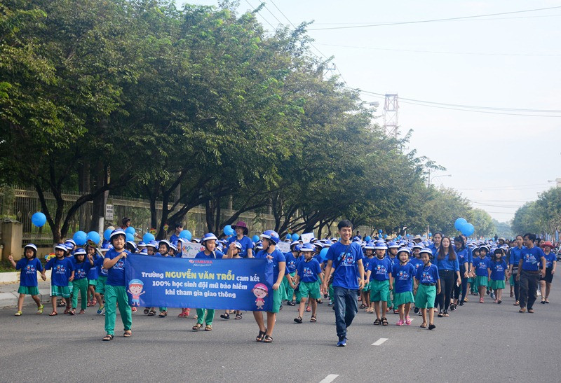 Đường phố Tam Kỳ sôi động với hoạt động diễu hành của học sinh các trường tiểu học trên địa bàn tỉnh. Ảnh: VINH ANH