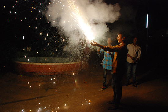 Ở Ấn không cấm đốt pháo nên trong dịp này mọi nhà đốt pháo rất nhiều. Đây cũng là điểm nổi bật nhất của lễ hội. Người giàu thì đốt dây pháo dài, gia đình nghèo hơn cũng sắm ít pháo lẻ và pháo sáng.