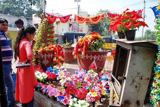 Trước lễ, phụ nữ mua hoa vạn thọ và những loại hoa nhiều màu sắc khác xâu lại thành chuổi, kết vòng tròn rất đẹp mắt.