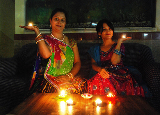 Những phụ nữ trong trang phục truyền thống thật đẹp, đôi tay có hình xăm tinh tế với ngọn đèn cầu nguyện những điều tốt lành.
