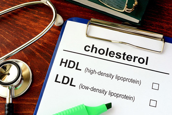 Trà lá sa kê có thể giúp hạ thấp mức cholesterol bằng cách lấy cholesterol ra khỏi máu, loại bỏ nó qua đường tiểu và đại tiện. Ảnh minh họa: Shutterstock