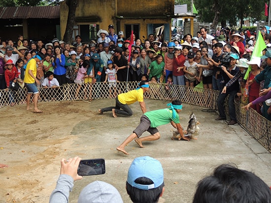 Hào hứng với trò chơi bịt mắt bắt vịt.