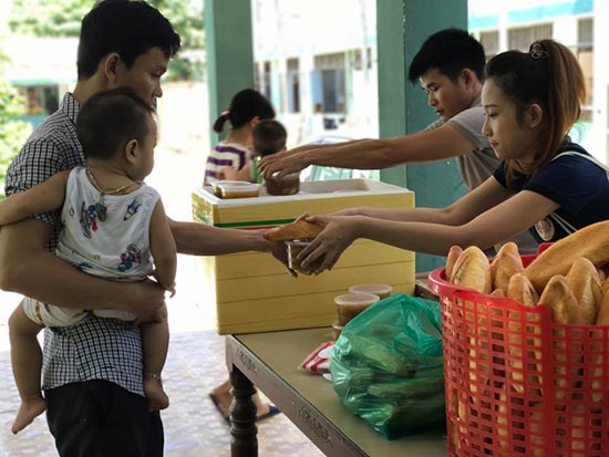 Chương trình “Bữa ăn yêu thương” diễn ra hàng tháng được CLB tổ chức thường xuyên tại Quảng Nam. Ảnh: Q.T