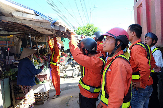 Người dân lấn chiếm hành lang an toàn đường bộ để buôn bán trên các tuyến quốc lộ. Ảnh: C.T