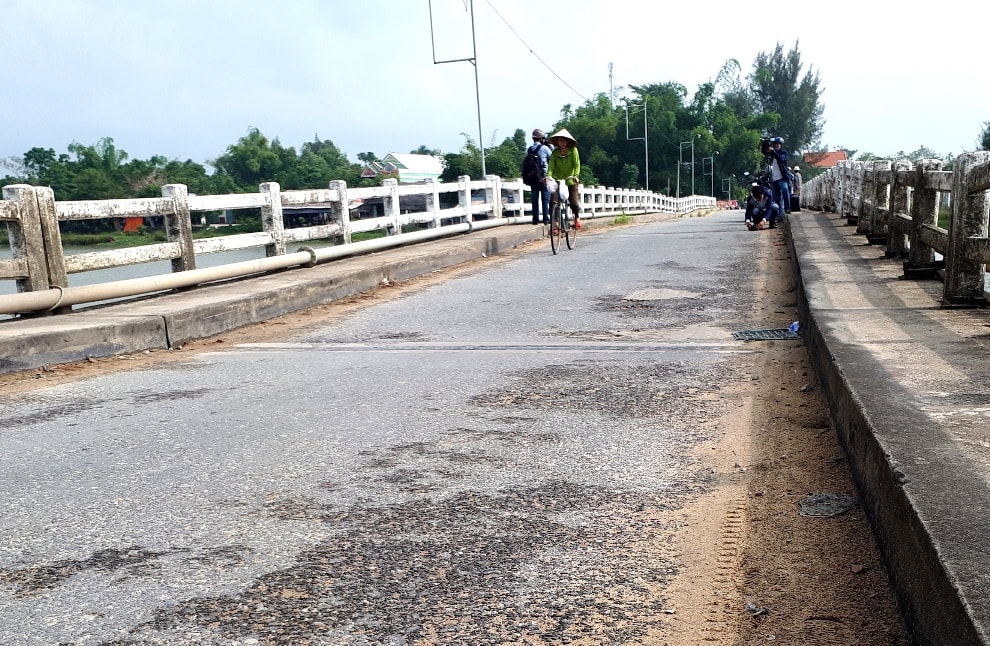 Dù cầu bị xuống cấp nhưng người dân đành phải đi qua vì đây là con đường giao thương duy nhất. Ảnh: PHAN VINH