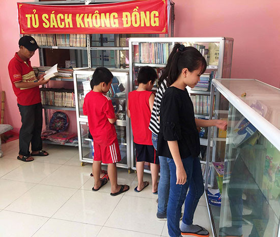 Đông đảo bạn đọc tìm đến “Tủ sách 0 đồng” tại phường Phước Hòa.