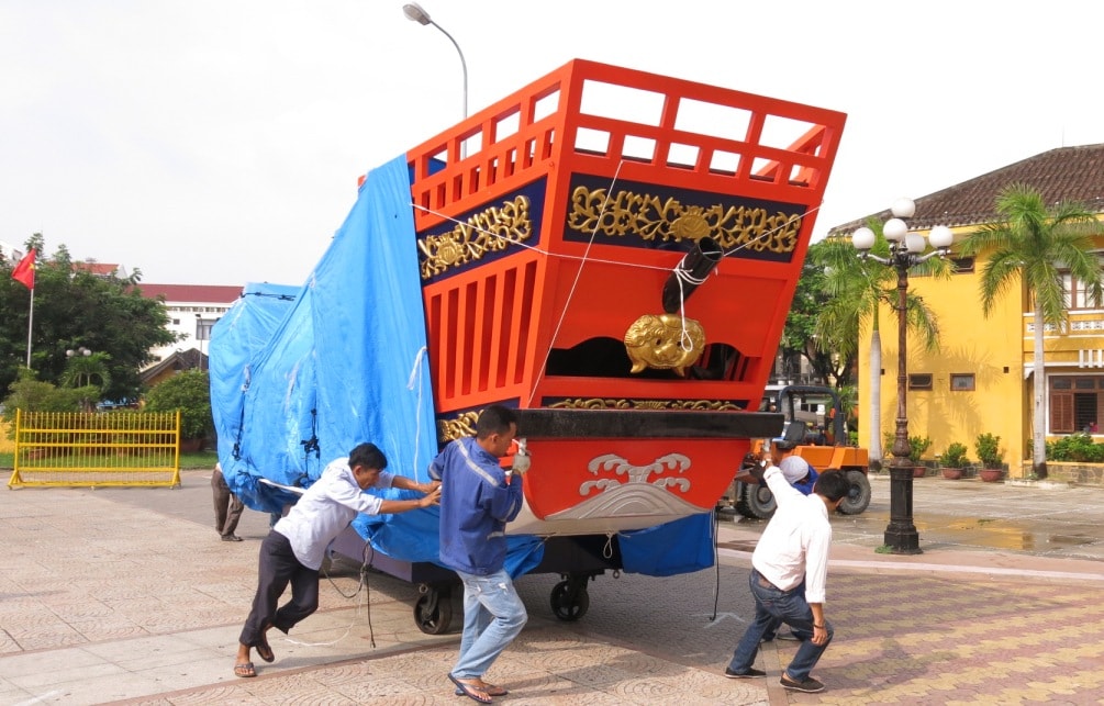 3.Xe xúc nâng châu ấn thuyền, chuẩn bị đặt vào vị trí