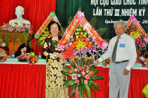 Phó Chủ tịch Hội Cựu giáo chức Việt Nam Phạm Mậu Bành tặng lẵng hoa chúc mừng đại hội. Ảnh: X.Phú
