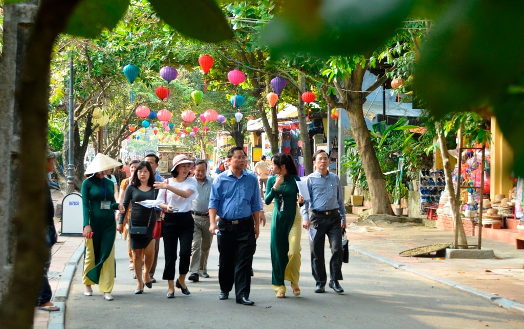 Phó Chủ tịch UBND tỉnh Lê Trí Thanh khảo sát tuyến tham quan phố cổ của phu quân phu nhân. Ảnh: XUÂN THỌ