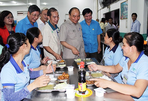 Chiều 28/10, Thủ tướng Nguyễn Xuân Phúc đã trực tiếp đến bếp ăn tập thể Công ty TaeKwang Vina (Khu công nghiệp Biên Hòa 2, Đồng Nai) để thị sát chất lượng bữa ăn chiều dành cho người lao động. (Ảnh: Vnexpress)