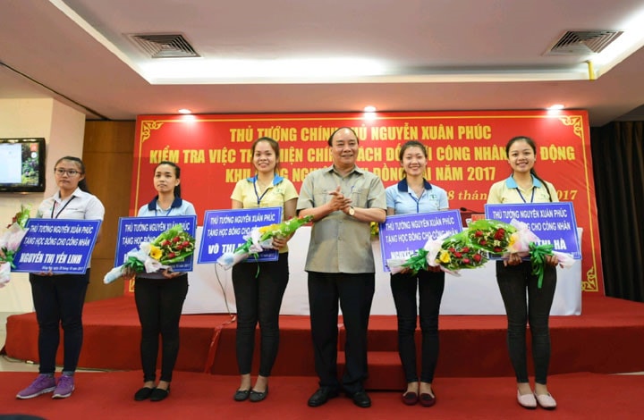 Thủ tướng ủng hộ mong muốn chính đáng này của công nhân và kêu gọi thành lập Quỹ học bổng dành cho công nhân và kêu gọi các tổ chức cá nhân đóng góp, hỗ trợ. Thủ tướng đã tặng 5 suất học bổng cho 5 công nhân Công ty Taekwang Vina có thành tích hoàn thành tốt công việc; trong đó, học bổng cao đẳng 9 triệu đồng/người/năm, học bổng đại học 18 triệu đồng/người/năm.