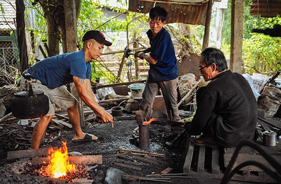 Lò rèn của ông Trần Đình Thái luôn đỏ lửa.