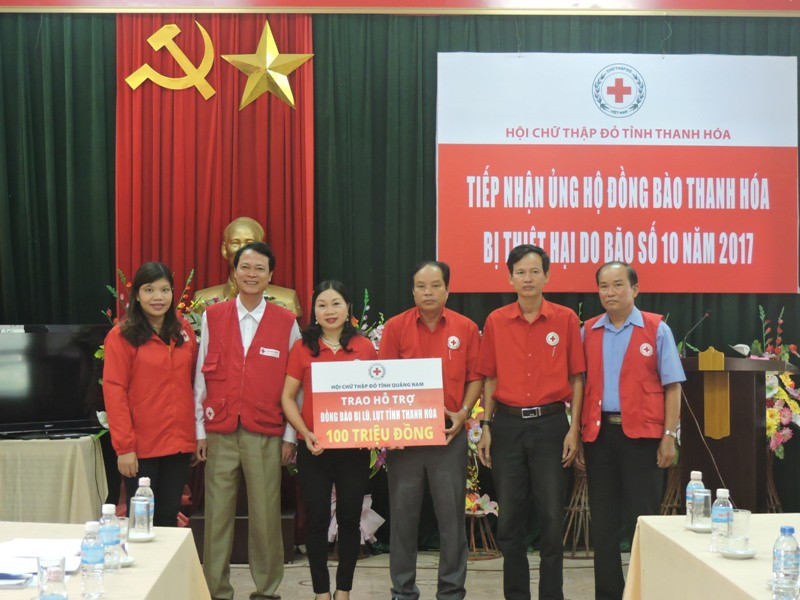 Hội CTĐ Quảng Nam trao tiền ủng hộ tại Hội CTĐ tỉnh Thanh Hóa. ảnh: P.C.R