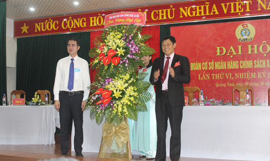 Đại diện Ngân hàng Chính sách xã hội Việt Nam tặng hoa chúc mừng đại hội. Ảnh: D.L