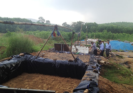 Các hồ chứa xái ngâm chất cyanua để thu chế vàng nằm sát bờ sông Quế Phương thuộc địa phận xã Tam Lãnh. Ảnh: N.HƯNG