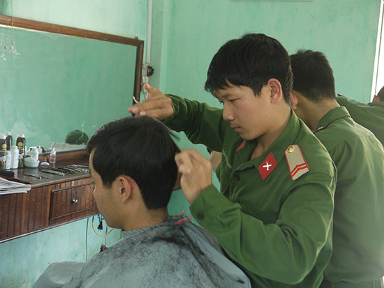Một góc phòng cắt tóc quân nhân của Trung đoàn 143, Sư đoàn 315. 