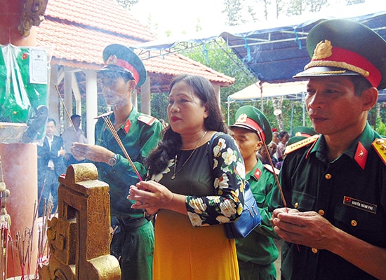 Bà Nguyễn Thị Bích cùng cán bộ, chiến sĩ Quân khu V dâng hương viếng các liệt sĩ Trại Tiệp. Ảnh: NGỌC DUYÊN