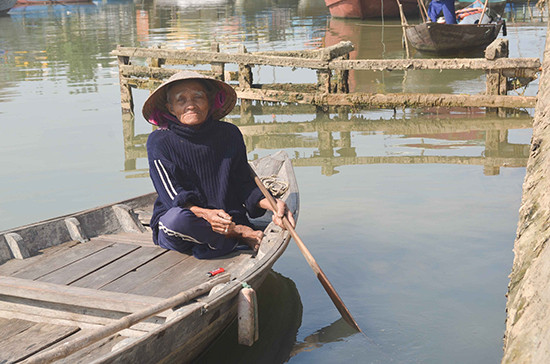 Cụ ông Trần Mày gắn bó hơn 60 năm với dòng sông Hoài. 