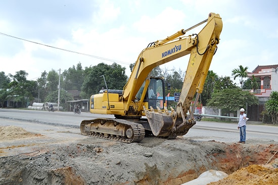 Nhà thầu thi công hạng mục nền, thoát nước trên tuyến ĐT 607. Ảnh: C.T