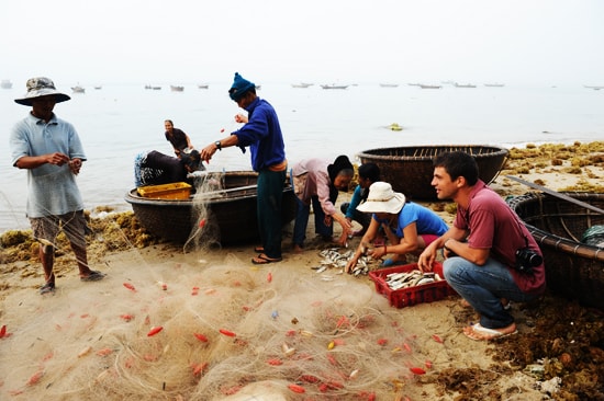 Người dân Bãi Hương sống dừa vào khai thác hải sản và du lịch. Ảnh: MINH HẢI