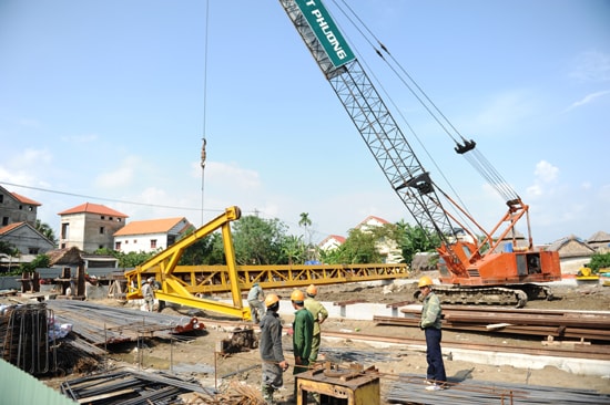 Liên danh Công ty cổ phần Đạt Phương đưa máy móc tập trung thi công . Ảnh: MINH HẢI