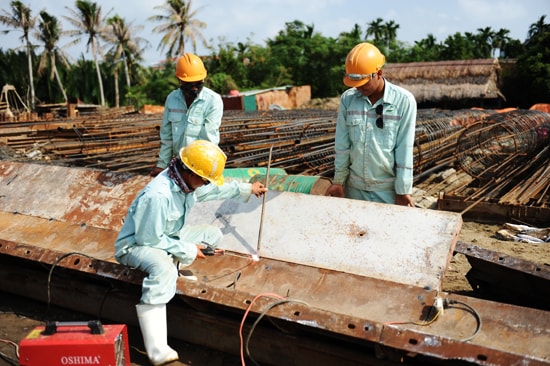 Chuẩn bị cho dầm cầu . Ảnh: MINH HẢI