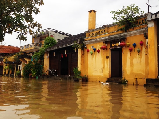 Do lũ lên nên các nhà hàng, quán bar đường Bạch Đằng đóng cửa. Ảnh: MINH HẢI