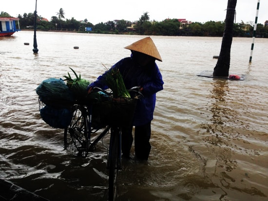 Việc đi chợ của người dân cũng khó khăn. Ảnh: MINH HẢI