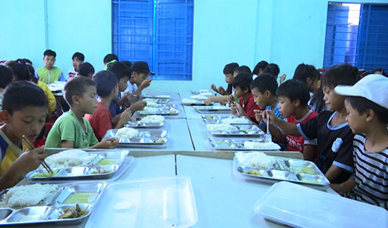 Bữa cơm trưa của học sinh bán trú ở Nam Trà My. Ảnh: Tuấn Tú