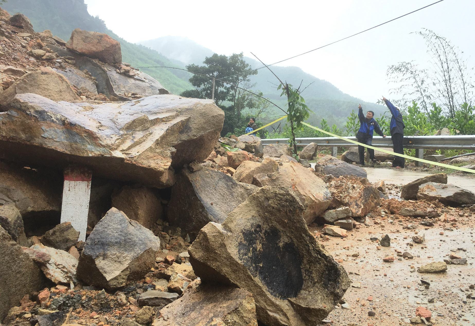 Lãnh đạo huyện Nông Sơn đi kiểm tra tình hình sạt lở núi trên tuyến đường ĐT610. Ảnh: PHAN VINH