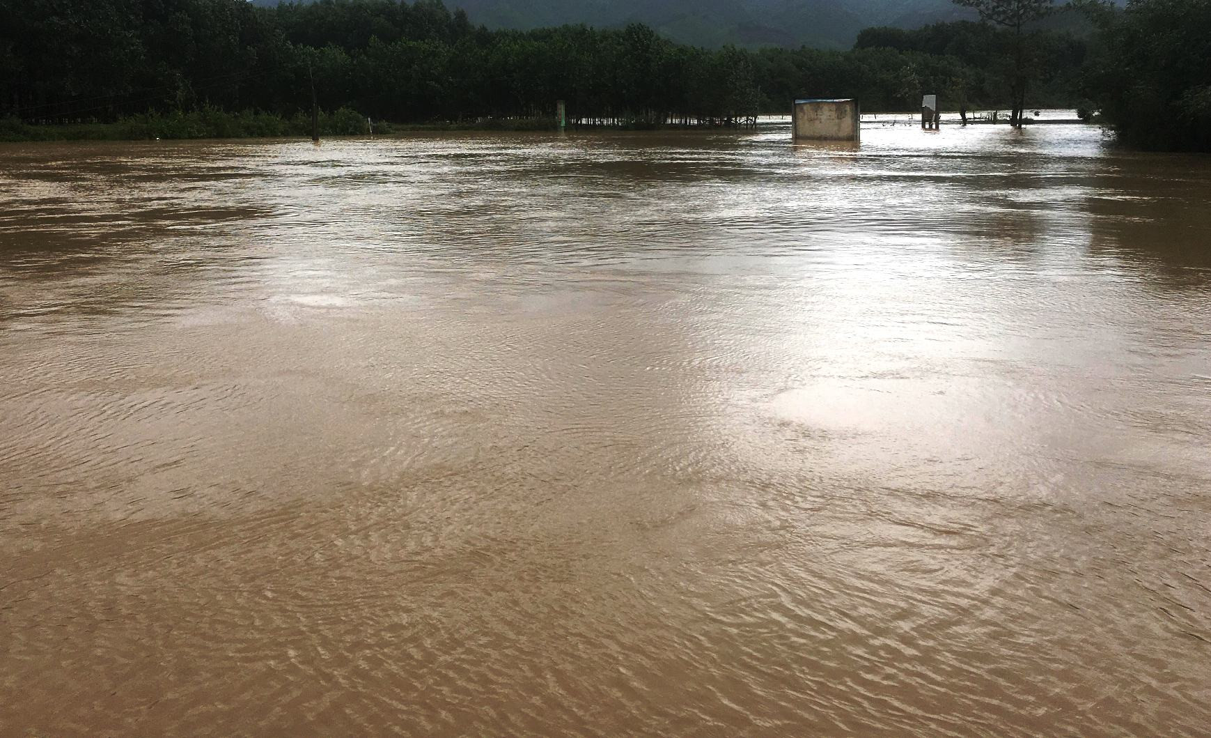 Nước trên các sông ở Nông Sơn đang rút chậm nhưng thời tiết diễn biến phức tạp nên người dân không được chủ quan. Ảnh: PHAN VINH