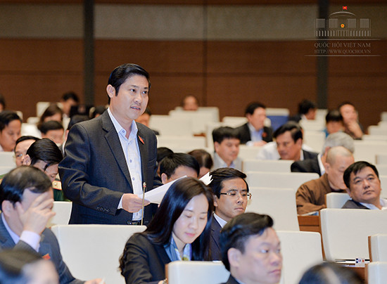 Đại biểu Phan Thái Bình – Phó Trưởng đoàn ĐBQH tỉnh Quảng Nam phát biểu tại phiên thảo luận. Ảnh: NHO TUẤN