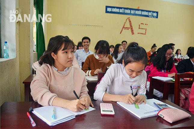 Nhiều trường cần được đầu tư trang thiết bị để bảo đảm việc dạy và học đạt hiệu quả.  Trong ảnh: Một giờ học của học sinh Trường THPT Nguyễn Trãi, quận Liên Chiểu (ảnh chụp chiều 1-11-2017) Ảnh: PHƯƠNG TRÀ