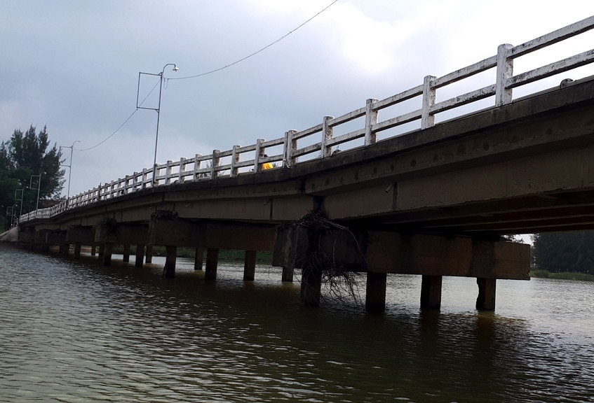 Cầu Hà Tân bắt qua sông Bàn Thạch (xã Duy Vinh, Duy Xuyên) đã xuống cấp. Ảnh: PHAN VINH