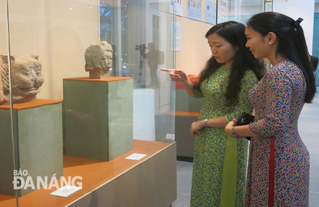 Hiện vật phù điêu mặt hổ và đầu tượng bằng đất nung, có niên đại thế kỷ VII và VIII được trưng bày tại triển lãm.