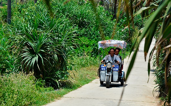 Huệ chở khách du lịch đi tham quan đảo Bé. Ảnh: XUÂN THỌ