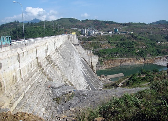 Các thủy điện làm xảy ra hiện tượng “dòng sông chết”, nhiều đoạn sông biến dạng.  Trong ảnh: Thủy điện Sông Tranh.  Ảnh: T.T.Thư