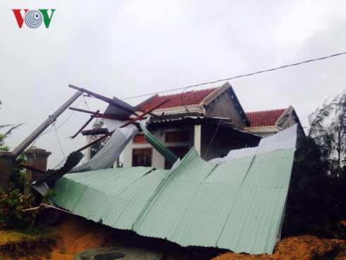Bão số 12 đã khiến cho hàng nghìn ngôi nhà ở các  tỉnh Nam Trung Bộ bị tốc mái. Ảnh: VOV.VN
