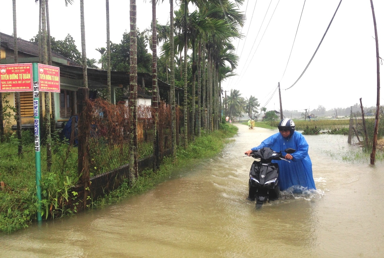 Nhiều khu vực trên địa bàn xã Duy Vinh đã bị ngập nước. Ảnh: MINH HẢI