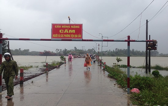 Cấm người và phương tiện qua cầu Hà Tân. Ảnh: MINH HẢI