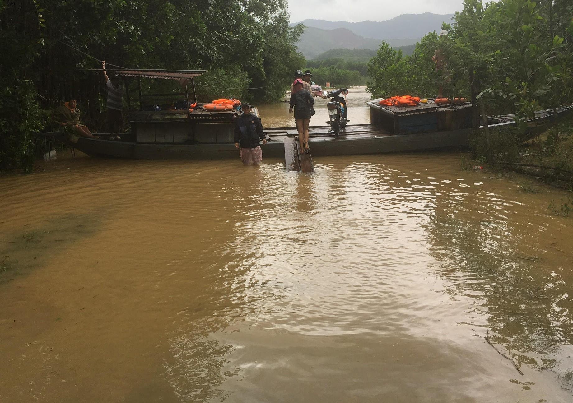 Nước lũ trên các nhánh sông ở huyện Nông Sơn đang dâng rất nhanh, người dân nên cẩn thận khi đi lại. Ảnh: PHAN VINH