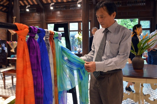  Nhiều sản phẩm lụa tơ tằm được giới thiệu bày bán tại cửa hàng