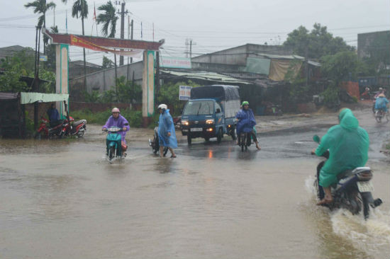Tuyến đường Vĩnh Điện đi Hội An bị nước lũ chia cắt khiến xe cộ phải quay đầu.